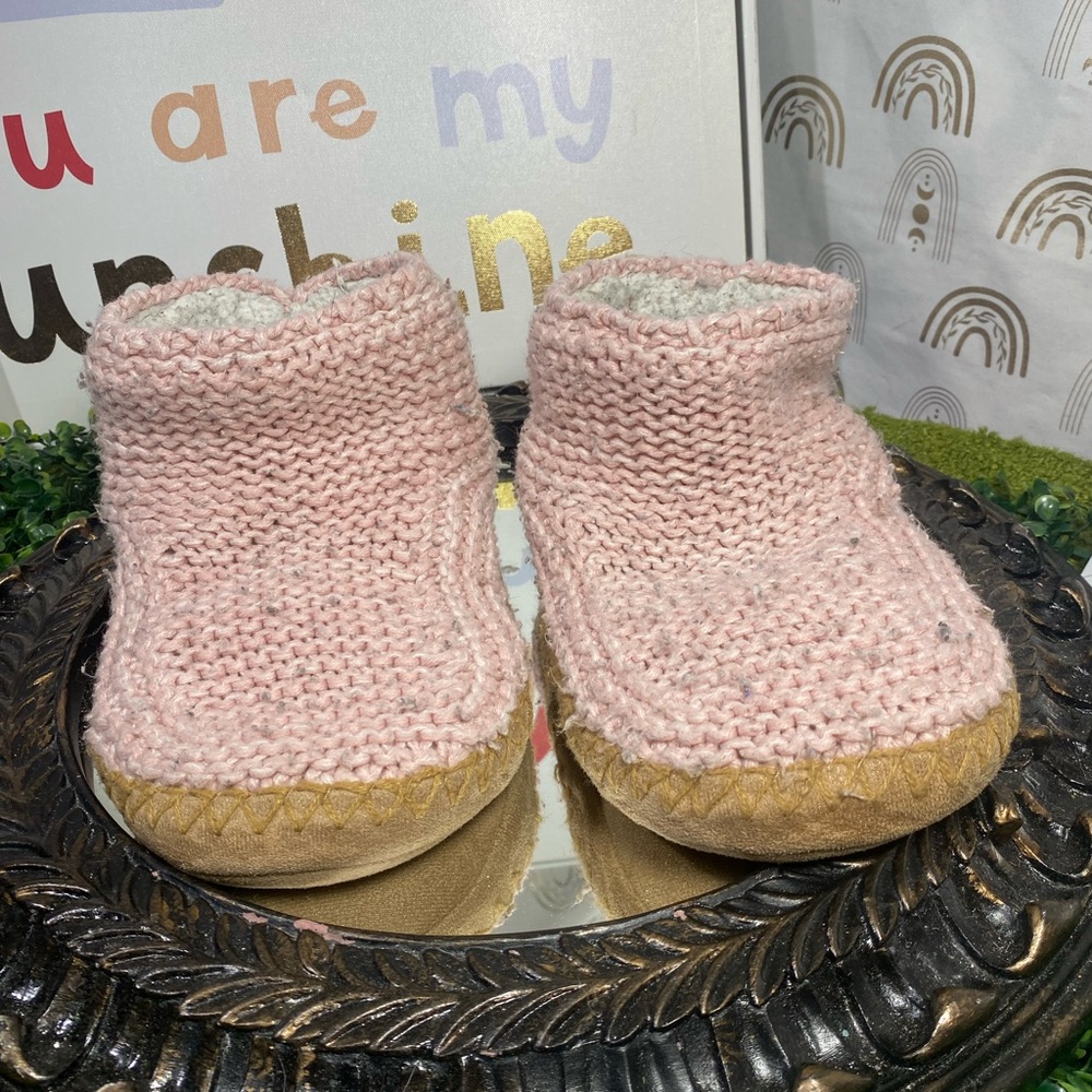 Women's Pink Knit Slippers - Picture 2 of 8